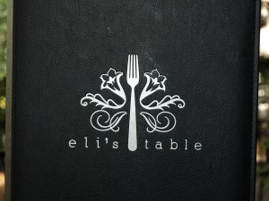 The cover of the menu with the "fork-de-lis", it is so cute! 